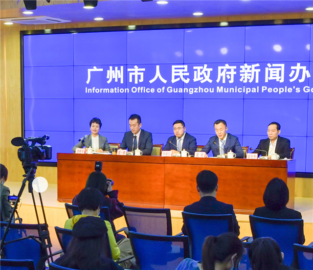 2020年3月，在廣州市政府疫情防控新聞發(fā)布會(huì)上，華邦作為抗疫和復(fù)工兩全示范企業(yè)分享經(jīng)驗(yàn)，李順臣（中）代表企業(yè)出席.jpg